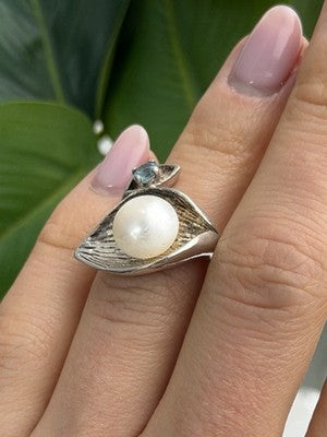 Beautiful Design 925 Sterling Silver Pearl & Topaz Ring Size 5