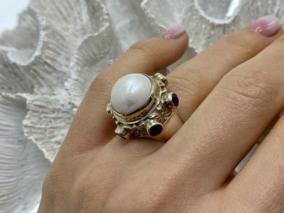 Vintage 925 Sterling Silver Mother of Pearl & Garnet Ring Size 6.5