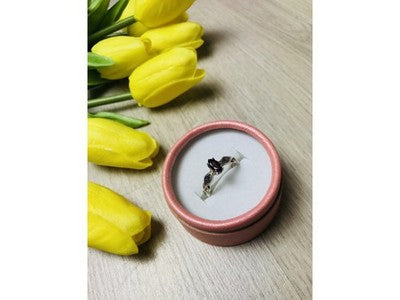 Avon 925 Sterling Silver Almandine Ring Size 8