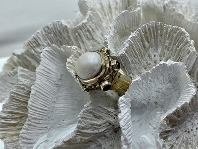 Vintage 925 Sterling Silver Mother of Pearl & Garnet Ring Size 6.5