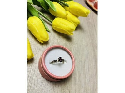 Avon 925 Sterling Silver Almandine Ring Size 8