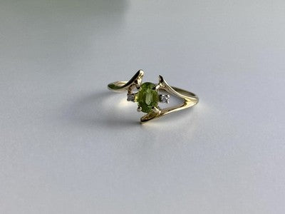 10K Yellow Gold Peridot & Diamonds Ring Size 7
