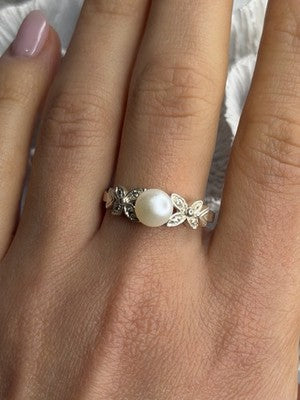 Lovely 925 Sterling Silver Pearl & Beryl Ring Size 10