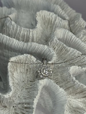 14K WHITE GOLD DIAMOND FLOWER 0.85 CARAT NECKLACE LENGTH 18 INCH
