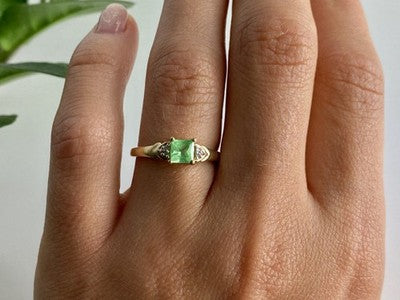 10K Yellow Gold Tsavorite & Diamonds Ring Size 6.25