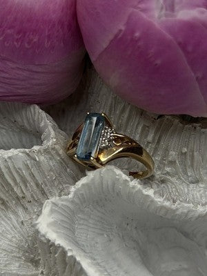 Elegant 10K Yellow Gold Blue Topaz & Diamond Ring Size 7