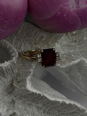 14K Yellow Gold Burgundy Red Garnet & Diamonds Ring Size 8