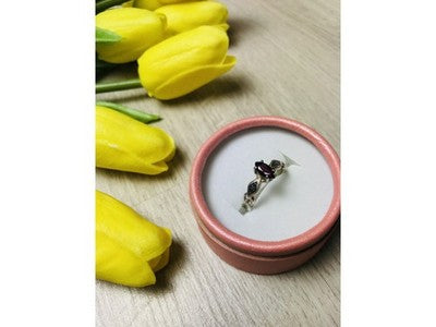 Avon 925 Sterling Silver Almandine Ring Size 8