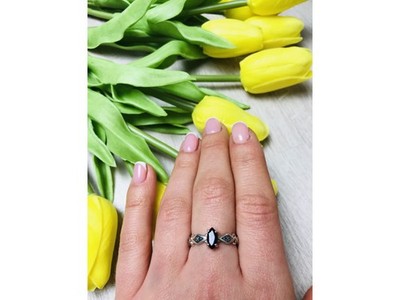 Avon 925 Sterling Silver Almandine Ring Size 8