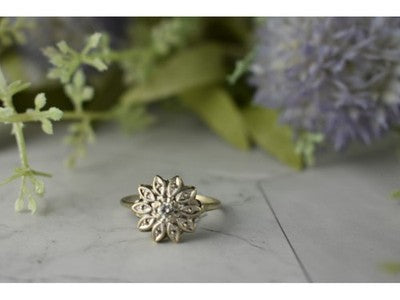 14K White Gold Diamond 0.1 ct "Flower" Ring Size 8.5
