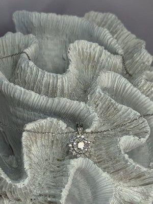 14K WHITE GOLD DIAMOND FLOWER 0.85 CARAT NECKLACE LENGTH 18 INCH