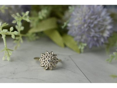 14K White Gold Diamond 0.1 ct "Flower" Ring Size 8.5