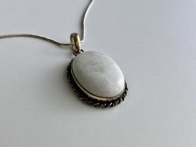 Vintage Chain with pendant White Agate 18.1 in