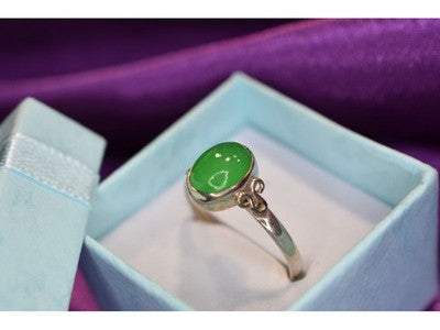 925 Sterling Silver Green Nephrite ( Jade ) Ring Size 8.5