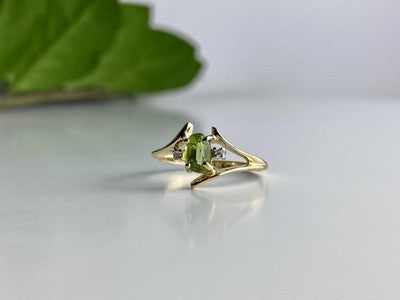 10K Yellow Gold Peridot & Diamonds Ring Size 7