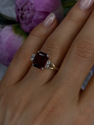 14K Yellow Gold Burgundy Red Garnet & Diamonds Ring Size 8