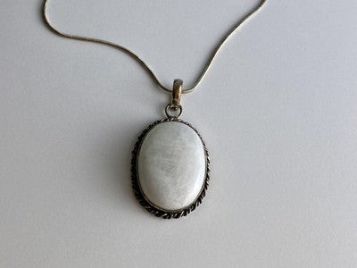 Vintage Chain with pendant White Agate 18.1 in