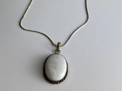 Vintage Chain with pendant White Agate 18.1 in
