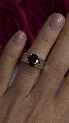 925 Sterling Silver Red Shiny Garnet Ring Size 6