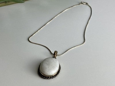 Vintage Chain with pendant White Agate 18.1 in