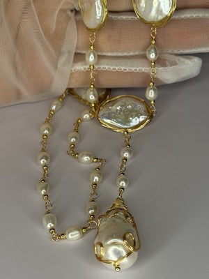 GOLD PLATED PEARL NECKLACE APPROX LENGTH 30 INCH THE BOTTOM OF PENDANT 3 INCH