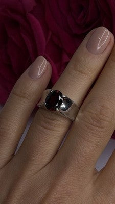 925 Sterling Silver Red Shiny Garnet Ring Size 6