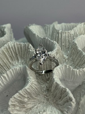 Beautiful 925 Sterling Silver CZ Ring Size 6