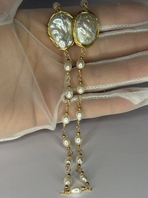 GOLD PLATED PEARL NECKLACE APPROX LENGTH 30 INCH THE BOTTOM OF PENDANT 3 INCH