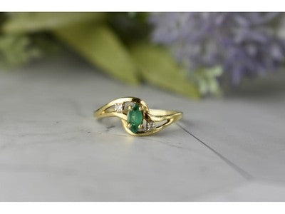 14K Yellow Gold Emerald & Diamonds Ring Size 8