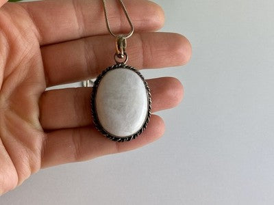 Vintage Chain with pendant White Agate 18.1 in