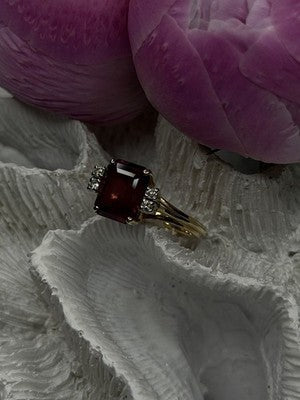 14K Yellow Gold Burgundy Red Garnet & Diamonds Ring Size 8