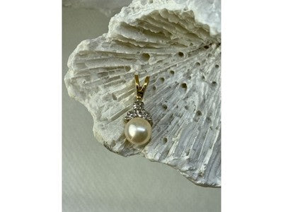 14K Yellow Gold Pearl & Diamonds Pendant