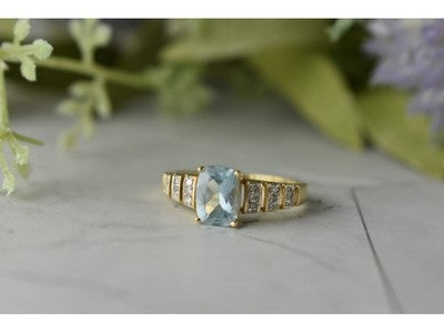 10K Yellow Gold Aquamarine & Diamonds Ring Size 7