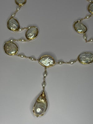 GOLD PLATED PEARL NECKLACE APPROX LENGTH 30 INCH THE BOTTOM OF PENDANT 3 INCH
