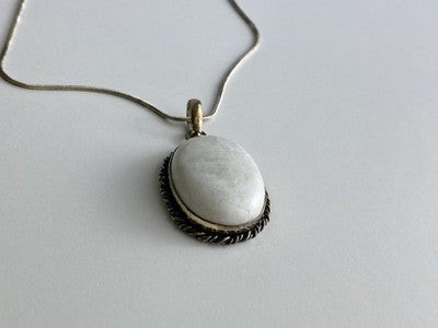 Vintage Chain with pendant White Agate 18.1 in