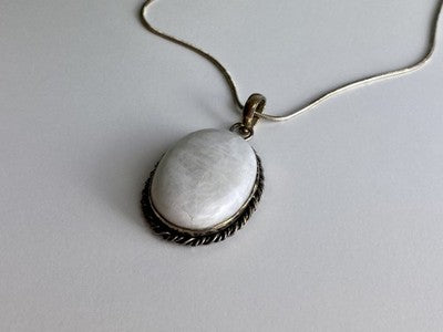 Vintage Chain with pendant White Agate 18.1 in