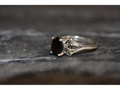 925 Sterling Silver Garnet & Black Jade Ring Size 6.5
