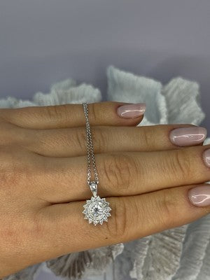 14K WHITE GOLD DIAMOND FLOWER 0.85 CARAT NECKLACE LENGTH 18 INCH