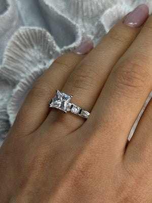 925 Sterling Silver CZ Ring Size 7.5