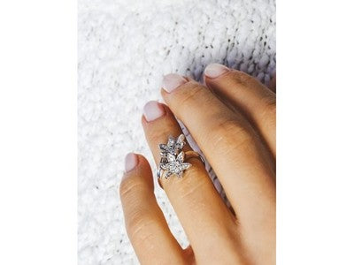 14K White Gold Diamonds "Flowers" Ring Size 5.5