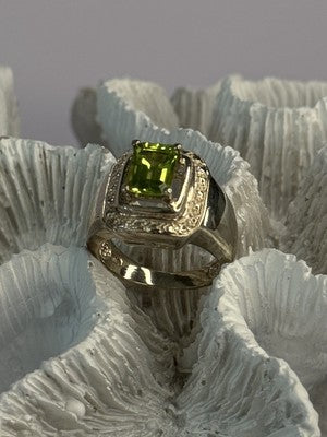 925 Sterling Silver Peridot Ring Size 6