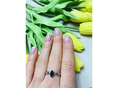 Avon 925 Sterling Silver Almandine Ring Size 8
