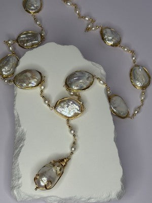 GOLD PLATED PEARL NECKLACE APPROX LENGTH 30 INCH THE BOTTOM OF PENDANT 3 INCH