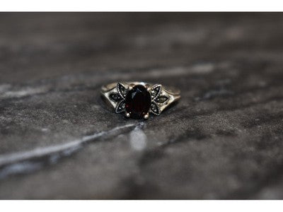 925 Sterling Silver Garnet & Black Jade Ring Size 6.5