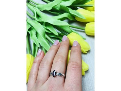 Avon 925 Sterling Silver Almandine Ring Size 8