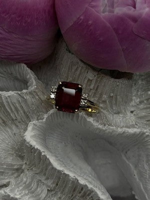 14K Yellow Gold Burgundy Red Garnet & Diamonds Ring Size 8