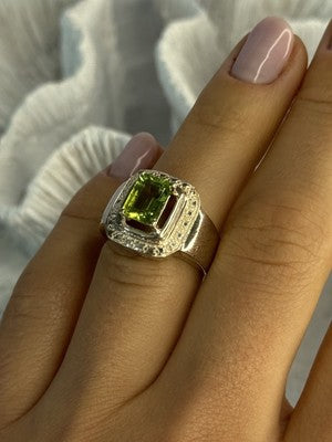 925 Sterling Silver Peridot Ring Size 6