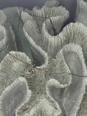 14K WHITE GOLD DIAMOND FLOWER 0.85 CARAT NECKLACE LENGTH 18 INCH