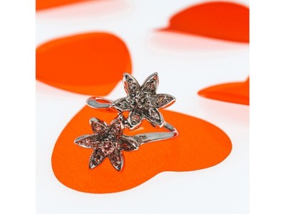 14K White Gold Diamonds "Flowers" Ring Size 5.5