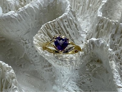 10K Yellow Gold Tourmaline & Diamonds Heart Ring Size 4.75